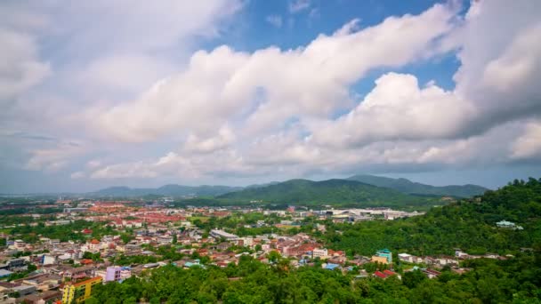 Geweldige Timelapse Wolken Stromen Blauwe Lucht Boven Gebouwen Phuket City — Stockvideo