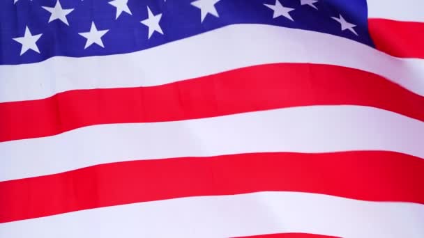 アメリカの国旗スローモーションビデオアメリカの国旗スローモーションビデオアメリカの国旗がバナーフライングで愛国心とお祝いのためにクローズアップ — ストック動画