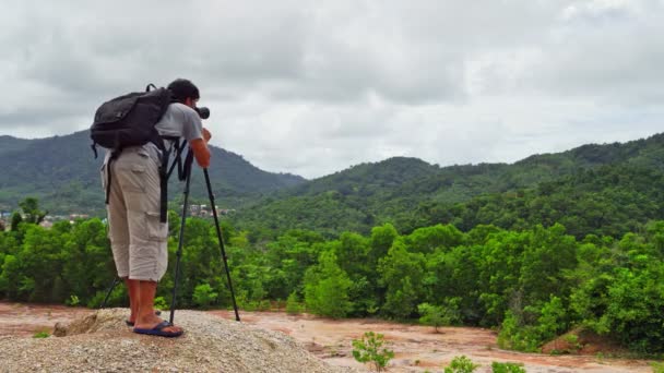 Man Taking Photo Mountain Peak Tourist Man Take Photo Landscape — Stockvideo