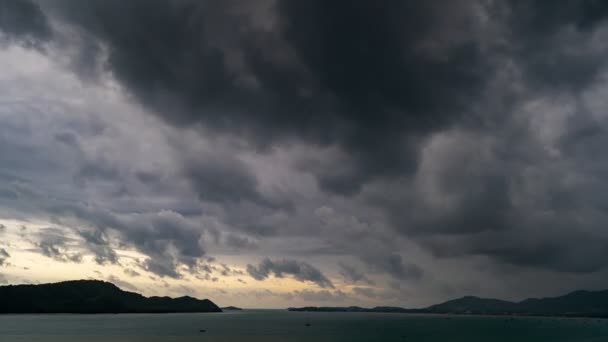 時間経過空と黒い雲暗い灰色の嵐の雲劇的な空の雨暗い嵐の曇り美しい自然時間の経過日没時の嵐の雲恐ろしい天気悪天候の日 — ストック動画