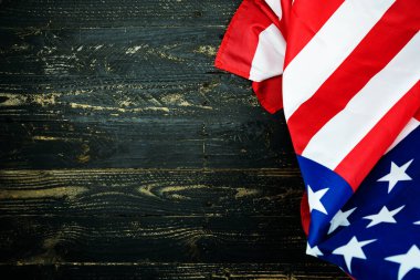 Siyah ahşap arka planda Amerikan bayrakları, 4 Temmuz Bağımsızlık Günü için görüntü koyu ahşap duvar dokusu arka planında ABD Bayrağı