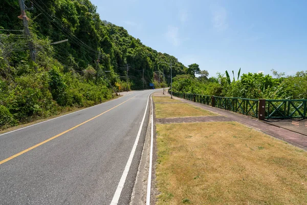 Estrada Asfalto Torno Ilha Phuket Temporada Verão Belo Fundo Céu — Fotografia de Stock