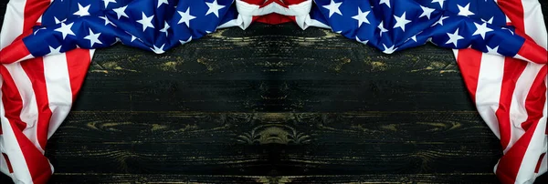 黒い木の背景にアメリカ国旗 7月4日独立記念日のイメージ濃い木の壁のテクスチャの背景にアメリカ国旗 — ストック写真