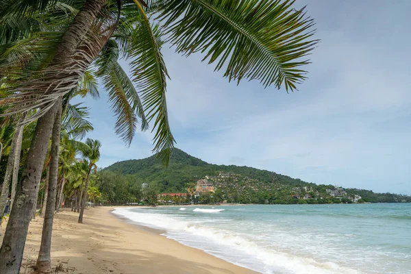 Boş tropikal yaz plaj arka planı gökyüzü ve kumlu sahile vuran beyaz kumsal dalgası ile Horizon