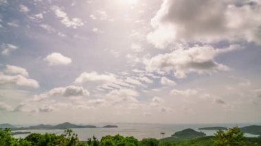 Beyaz bulutlar açık mavi gökyüzünde yer değiştiriyor. Beyaz bulut yüzüyor ve şekil değiştiriyor. Kabarık yumuşak bulutlar Bulutlu zaman çizelgesi Phuket 'teki güzel denizde yansıma gölgesiyle