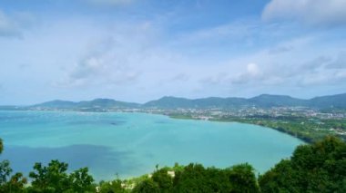 Beyaz bulutlar açık mavi gökyüzünde yer değiştiriyor. Beyaz bulut yüzüyor ve şekil değiştiriyor. Kabarık yumuşak bulutlar Bulutlu zaman çizelgesi Phuket 'teki güzel denizde yansıma gölgesiyle