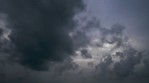 Filmagem Roll Timelapse Céu Nuvens Negras Tempo Chuvoso Thunderous Nuvens — Vídeo de Stock