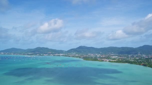 Nubes Blancas Mueven Cielo Azul Claro Sobre Mar Lapso Tiempo — Vídeo de stock