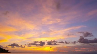 4K Zaman Hızlandırması Majestic Sunset ya da Gündoğumu Muhteşem doğa ışığı bulutları gökyüzü ve bulutlar sürükleniyor 4K renkli karanlık gün batımı bulutları görüntüler sersemletici gökyüzü ve bulutlar