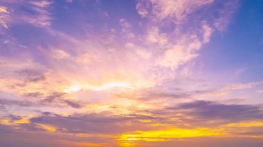 4K Zaman Hızlandırması Majestic Sunset ya da Gündoğumu Muhteşem doğa ışığı bulutları gökyüzü ve bulutlar sürükleniyor 4K renkli karanlık gün batımı bulutları görüntüler sersemletici gökyüzü ve bulutlar