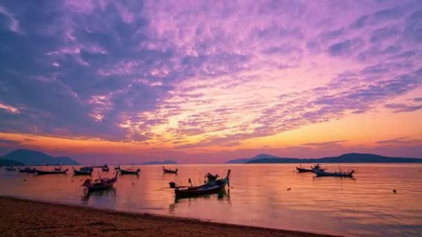 木船的时光流逝长尾渔船在拉瓦伊海滩泰国普吉美丽的自然之光在海面上升起奇异的自然景观自然环境和旅行的概念 — 图库视频影像