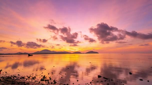 Incredibili Nuvole Sul Mare Timelapse Tramonto Alba Cielo Dorato Ardente — Video Stock