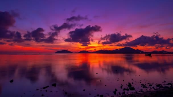 Verbazingwekkende Wolken Zee Timelapse Zonsondergang Zonsopgang Gouden Hemel Stralende Gouden — Stockvideo