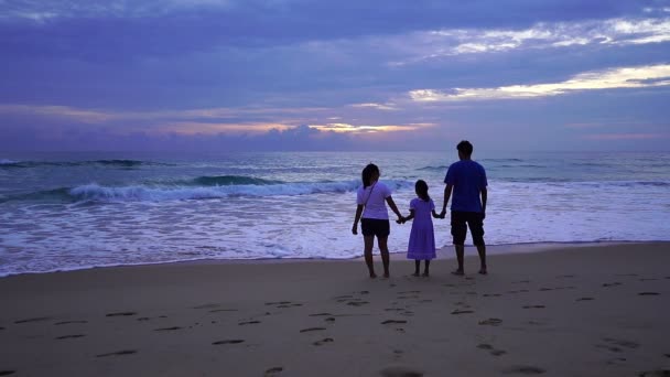 Silhouetted Feliz Familia Asiática Pie Playa Atardecer Amanecer Levantando Los — Vídeos de Stock