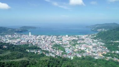 Gökyüzü mavi okyanus ve mavi gökyüzü, Phuket Körfezi Patong Körfezi 'nde, Phuket Tayland manzarası güneşli yaz günü, tropikal deniz manzarası.