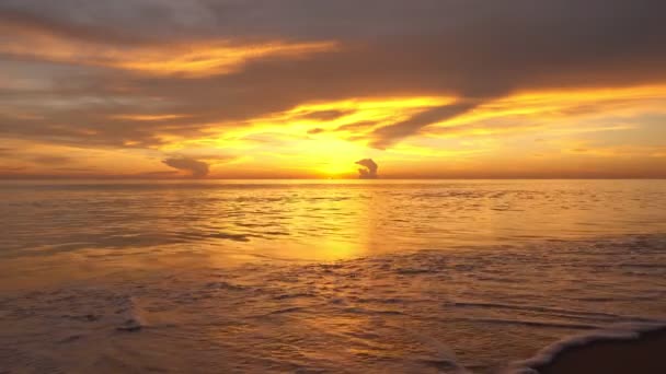 Драматический Морской Закат Восход Солнца Горящее Фиолетовое Небо Сияющие Белые — стоковое видео