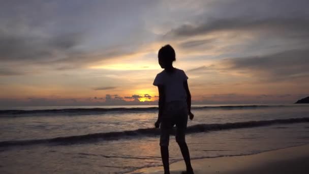 Silhouette Ázsiai Tini Lány Éves Ugrás Strandon Naplemente Emelés Karok — Stock videók