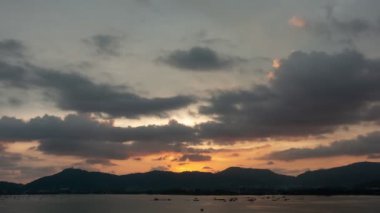 4K Zaman Hızlandırması Majestic Sunset ya da Gündoğumu Muhteşem doğa ışığı bulutları gökyüzü ve bulutlar sürükleniyor 4K renkli karanlık gün batımı bulutları görüntüler sersemletici gökyüzü ve bulutlar