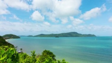 Beyaz bulutlar açık mavi gökyüzünde yer değiştiriyor. Beyaz bulut yüzüyor ve şekil değiştiriyor. Kabarık yumuşak bulutlar Bulutlu zaman çizelgesi Phuket 'teki güzel denizde yansıma gölgesiyle