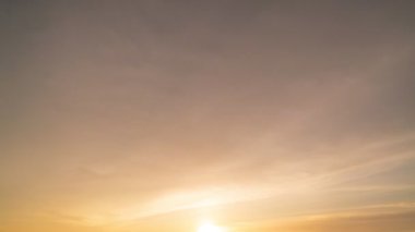 4K Zaman Hızlandırması Majestic Sunset ya da Gündoğumu Muhteşem doğa ışığı bulutları gökyüzü ve bulutlar sürükleniyor 4K renkli karanlık gün batımı bulutları görüntüler sersemletici gökyüzü ve bulutlar