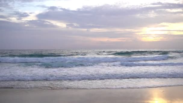 日当たりの良い夏の日の時間に海のビーチで素晴らしい太陽の光砂の海岸で波がクラッシュする美しい海の砂ビーチ自然と旅行のコンセプト — ストック動画