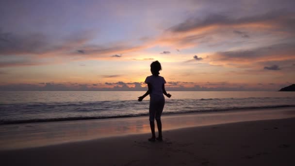 Silhouette Asiática Adolescente Niña Años Saltando Playa Atardecer Levantando Los — Vídeos de Stock