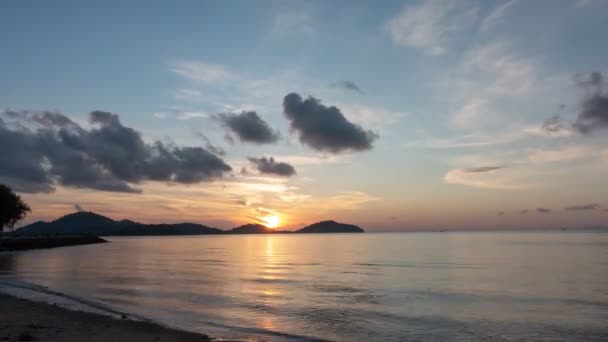 Fantastiska Moln Över Havet Timelapse Solnedgång Eller Soluppgång Brinnande Gyllene — Stockvideo