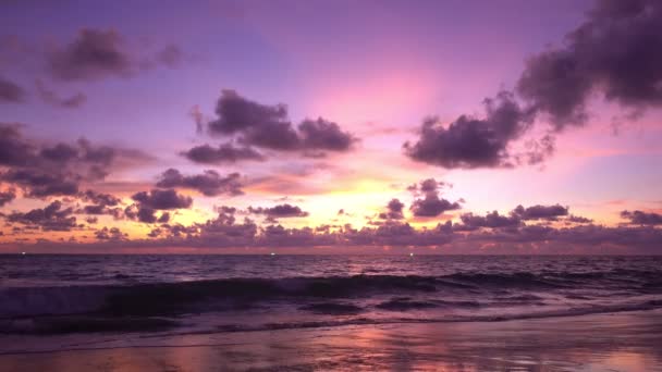 자줏빛 타오르는 모래가 해변에 내리쬐는 바다의 놀라운 풍경이나 경치에 반사되어 — 비디오
