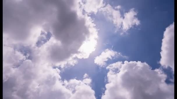 時間の経過天気の良い日の雲の中の青い空白い雲時間の経過夏の青い空の映像青い空の自然背景に流れる白い雲コンセプト自然と環境の背景 — ストック動画