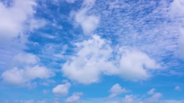 蓝天白云在好天气的日子里云彩时间过去夏天蓝天镜头白云在蓝天的背景下流动概念自然和环境背景 — 图库视频影像