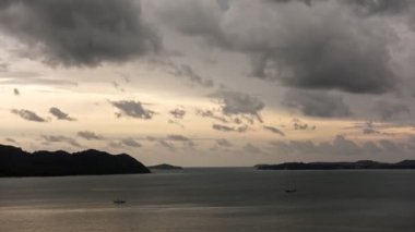 B-Roll zamanı gökyüzü ve yağmurlu havada kara bulutlar yaz yağmurlu küresel ısınma kara fırtına dramatik zaman atlaması etkisi