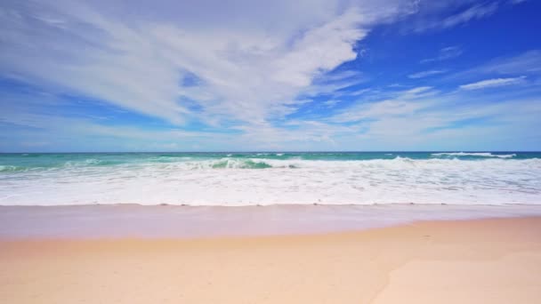 Bela Praia Com Onda Batendo Costa Arenosa Dia Ensolarado Verão — Vídeo de Stock