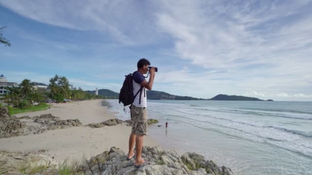 Profesjonalne Ustawienie Człowieka Bezlusterkowa Kamera Robienie Zdjęć Widok Krajobraz Plażę — Wideo stockowe