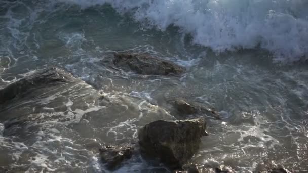 近浪破碎海岸美丽的海浪泡沫海浪在危险的岩石悬崖上慢动作破浪的惊人威力 — 图库视频影像