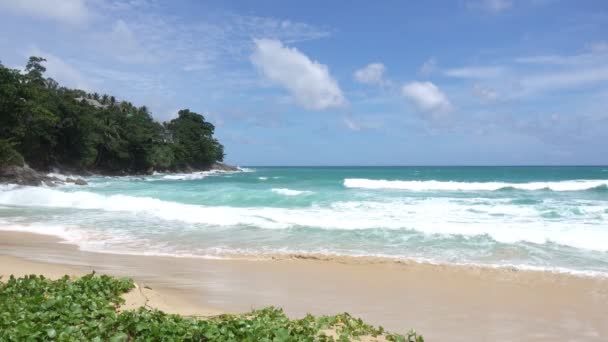 阳光明媚的夏日 美丽的海滨 海浪冲刷在沙滩上 泰国普吉岛天气晴朗 — 图库视频影像