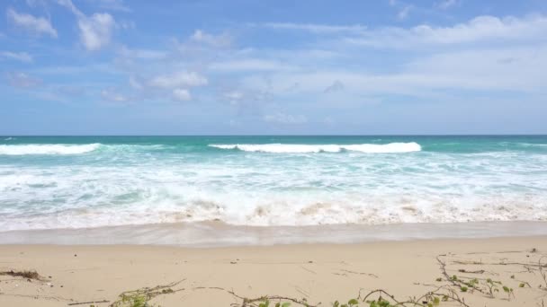 日当たりの良い夏の日に砂浜で波がクラッシュする美しい海岸プーケット島での天気の良い日タイ — ストック動画