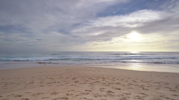 รอยเท าบนชายหาดทรายท ทะเลท สวยงามในเกาะภ ประเทศไทย — วีดีโอสต็อก