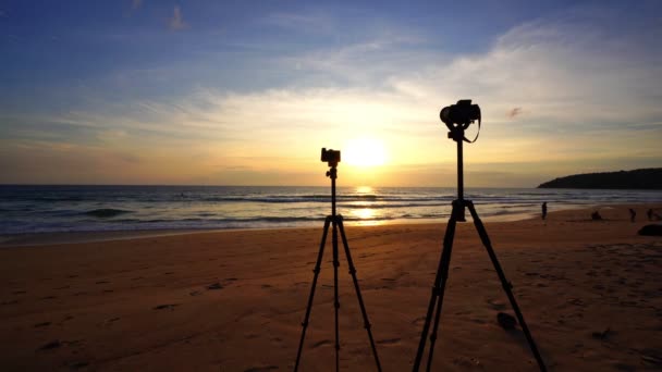 シルエットカメラ 海の上の夕日や日の出の空にミラーレスビーチ美しい海の風景背景 — ストック動画