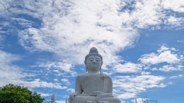 Tayland 'ın Phuket adasındaki Phuket Büyük Buda heykelinin zamanaşımı. Myanmar' dan (Burma) beyaz yeşil mermer Suryakanta ile süslenmiş güçlendirilmiş beton yapı.)