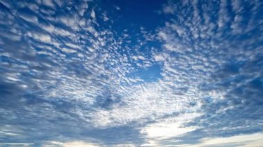 Mavi gökyüzünün inanılmaz Zaman Hızı Beyaz bulutlar Kabarık beyaz bulutlar Kümülüs bulutları Mavi gökyüzü arkaplan bulutu zaman çizelgesi