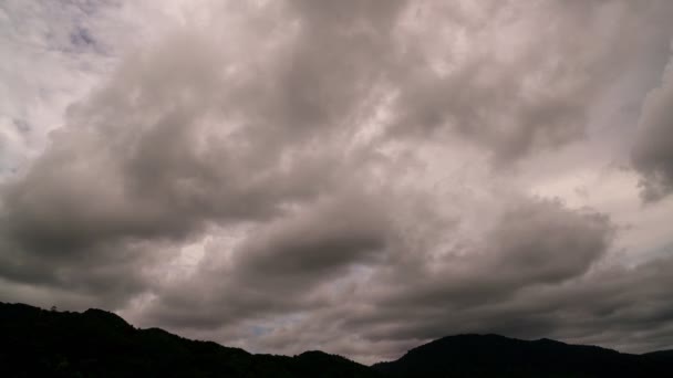 映像Bロール雨天時のタイムラプス空と黒い雲雷雲夏の雨地球温暖化効果黒い雷雨劇的な4Kタイムラプス — ストック動画