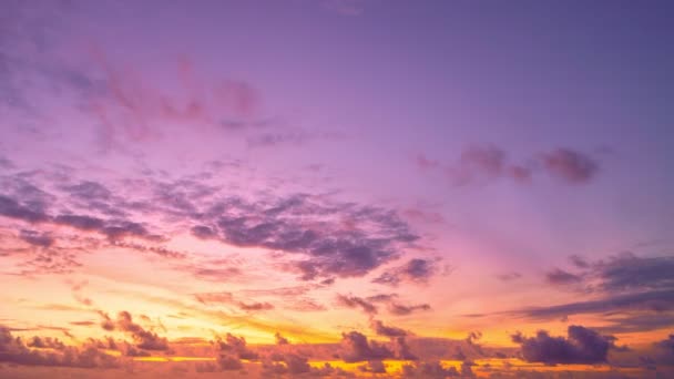 4Kマジェスティックな夕日や日の出の風景のタイムラプス大自然の幻想的な光雲の空と雲が揺れ動く4Kカラフルな暗い日没の雲映像タイムラプス見事な空と雲 — ストック動画