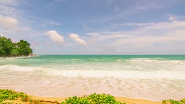 Hermosa Costa Timelapse Con Ola Estrellándose Orilla Arenosa Soleado Día — Vídeos de Stock
