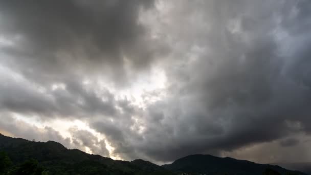 Beelden Roll Timelapse Lucht Zwarte Wolken Bij Regenachtig Weer Donderende — Stockvideo