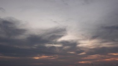 4K Zaman Hızlandırması Majestic Sunset ya da Gündoğumu Muhteşem doğa ışığı bulutları gökyüzü ve bulutlar sürükleniyor 4K renkli karanlık gün batımı bulutları görüntüler sersemletici gökyüzü ve bulutlar