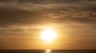 4K Zaman Hızlandırması Majestic Sunset ya da Gündoğumu Muhteşem doğa ışığı bulutları gökyüzü ve bulutlar sürükleniyor 4K renkli karanlık gün batımı bulutları görüntüler sersemletici gökyüzü ve bulutlar