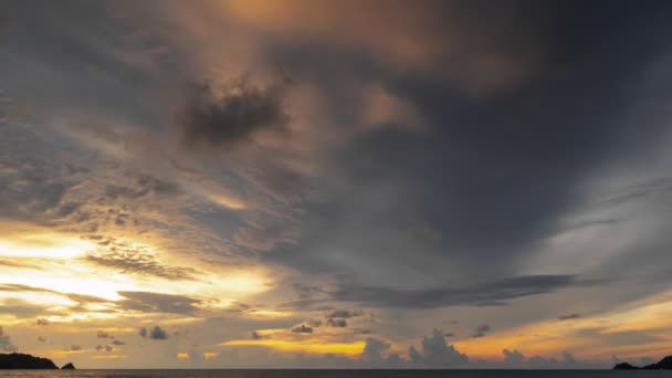 映像Bロール雨天時のタイムラプス空と黒い雲雷雲夏の雨地球温暖化効果黒い雷雨劇的な4K時間 — ストック動画