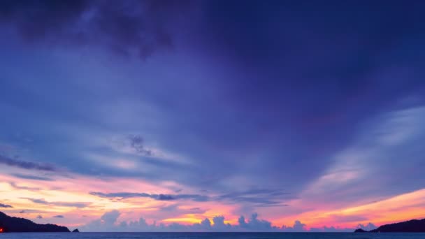 4Kマジェスティックな夕日や日の出の風景のタイムラプス大自然の幻想的な光雲の空と雲が揺れ動く4Kカラフルな暗い日没の雲映像タイムラプス見事な空と雲 — ストック動画