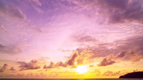 4Kマジェスティックな夕日や日の出の風景のタイムラプス大自然の幻想的な光雲の空と雲が揺れ動く4Kカラフルな暗い日没の雲映像タイムラプス見事な空と雲 — ストック動画