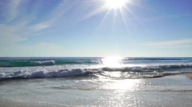 Güneşli bir yaz gününde kumlu kıyıya vuran dalgalı güzel deniz kıyısı. Phuket Adası Tayland 'da güzel bir gün.